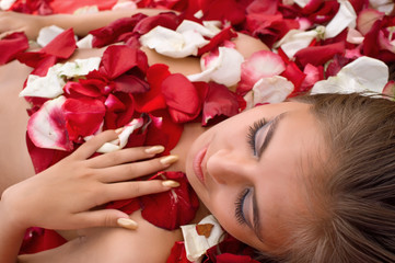 Obraz na płótnie Canvas sleeping girl in rose petal