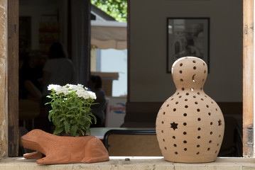 Figuren auf einer Fensterbank