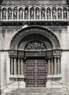 porte d'entr&eacute;e de l'&eacute;glise St Pierre, Lyon Vaise
