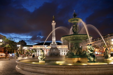 Fototapeta na wymiar Lisbonne nocą