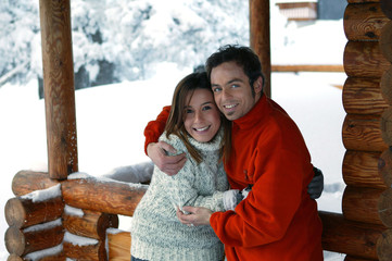 jeune couple à la neige