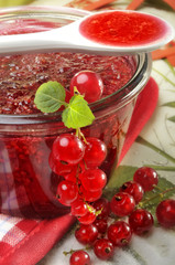 Frisch gekochte Johannisbeeren Marmelade