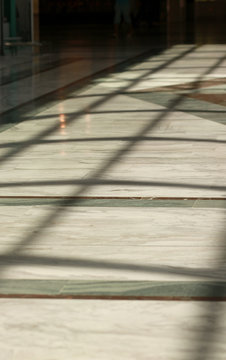 sol en marbre d'une all&eacute;e commer&ccedil;ante