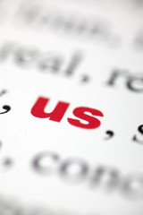 mot us  nous texte flou lettres rouge