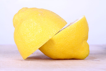 Zwei Zitronenhälften