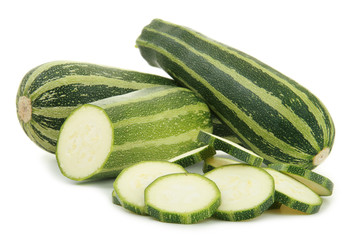 courgettes sur fond blanc