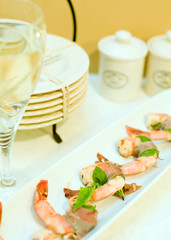 白ワインとエビ料理