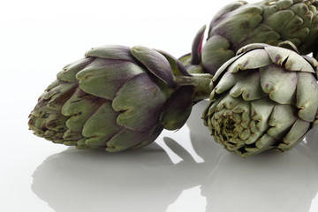 Obraz premium Miniartischocken auf weiss