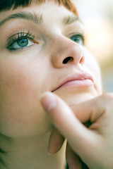jeune femme triste pensive perplexe regard froid en dépression