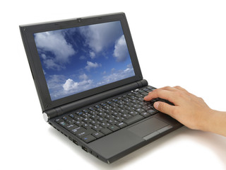 ノートパソコンと手