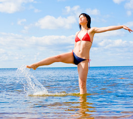 Fototapeta premium Girl jumping on a beach