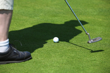 golfspieler mit putter, putting golfball