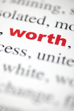 mot worth Valant lettres rouge texte flou