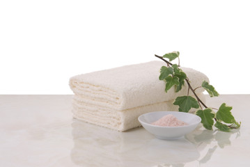 Fototapeta na wymiar ręczniki i rose soli