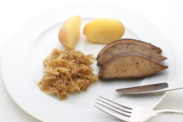 gebratene Leber mit Sauerkraut und Salzkartoffeln