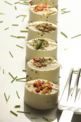 Antipasti di formaggi freschi alle erbe