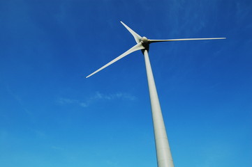 Eolienne sur ciel bleu