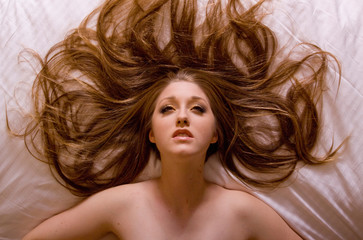 Naklejka premium Woman relaxing on bed