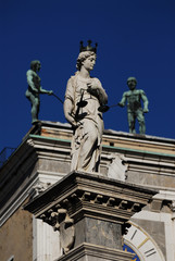 Fototapeta na wymiar Posąg sprawiedliwości w Piazza Liberta - Udine Friuli
