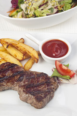 Steak und Pommes Frites auf einem Teller