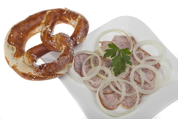 Wurstsalat und Zwiebeln