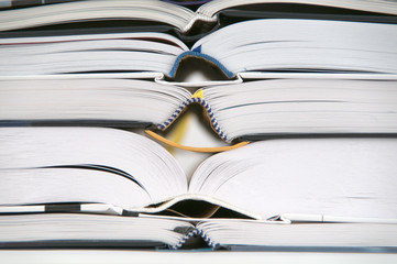 Stapel geöffnete Bücher