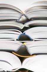 Stapel geöffnete Bücher