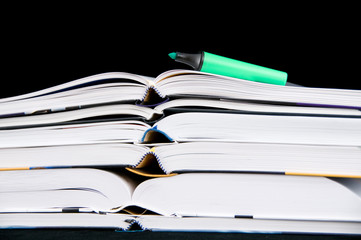 Stapel geöffnete Bücher