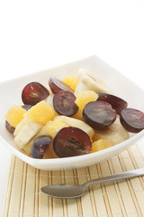 Obstsalat in einer weissen Schale