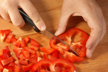 Paprika wird zerkleinert für einen Paprikasalat