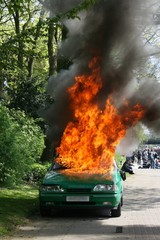 Brennendes Polizeiauto