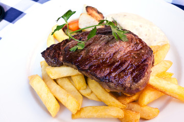 Rumpsteak(Roastbeef) - gegrillt,mit Pommes Frites