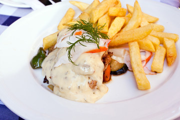 Hühnerbrust , gegrillt, mit Pommes Frites,Bechamel Sosse