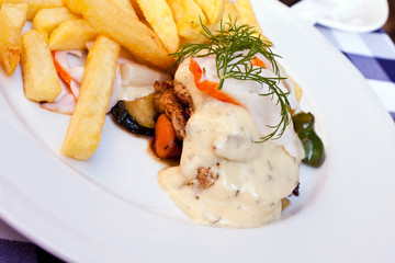 Hühnerbrust , gegrillt, mit Pommes Frites,Bechamel Sosse