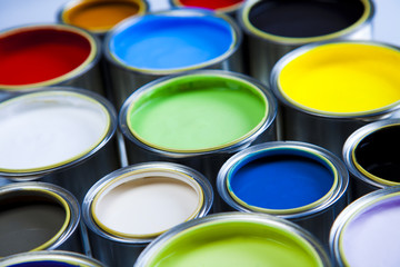 Fototapeta premium Cans and paint on the colourful background