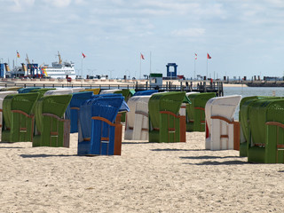 hafen und strandkörbe