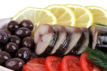 Crédence de cuisine en plexiglas Tranches de fruits poisson fumé servi avec des légumes