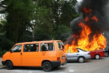 Demolierte und brennende Autos