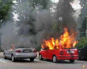 Demolierte und brennende Autos
