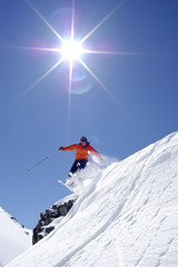 Skifahrer beim Klippensprung