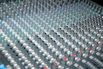 Sound mixing console