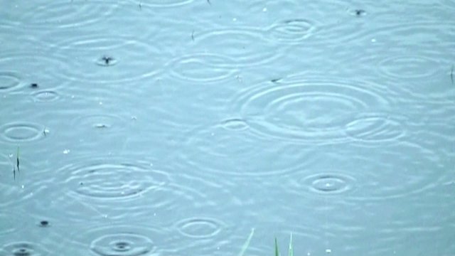 regentropfen fallen ins wasser
