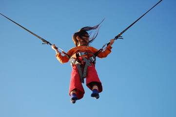 Mädchen beim Trampolinspringen