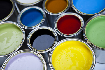 Fototapeta premium Cans and paint on the colourful background