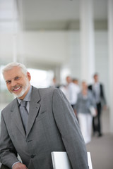 Chef d'entreprise senior avec un ordinateur portable