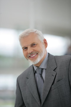 Homme d'affaires senior en costume souriant Stock Photo | Adobe Stock