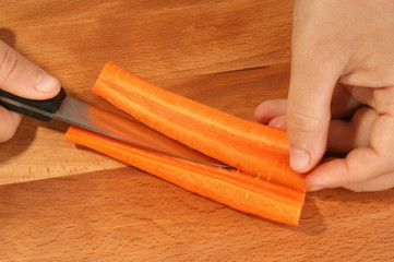 eine Kartotte wird für eine Gemüsesuppe geschnitten