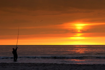 Angler im Sonnenuntergang