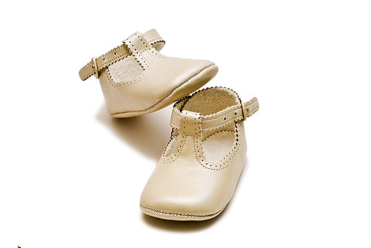 Zapatos de bautizo champagne.