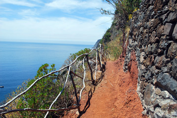 Sentier cotier typique à Madère